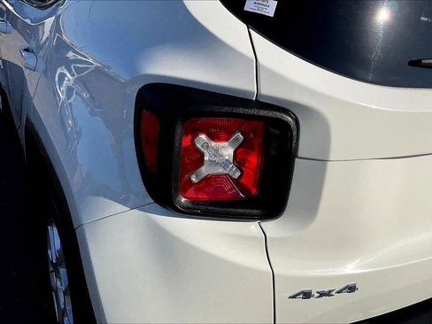 Certified 2022 Jeep Renegade Latitude image 28