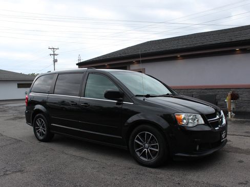 Used 2017 Dodge Grand Caravan SXT FWD image 2