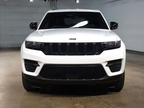 Used 2025 Jeep Grand Cherokee Altitude AWD/4WD image 2