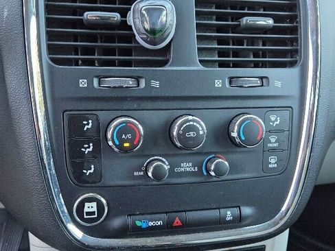 Used 2013 Dodge Grand Caravan SXT image 27