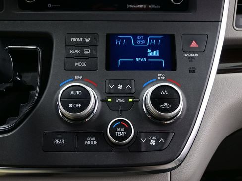 Used 2018 Toyota Sienna XLE Premium w/ Carpet Mat Package FWD image 25