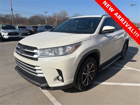 Used 2019 Toyota Highlander XLE image 1