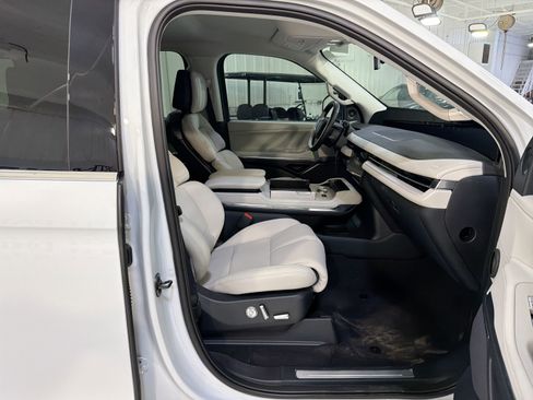 New 2026 Lincoln Navigator Premiere AWD/4WD image 29