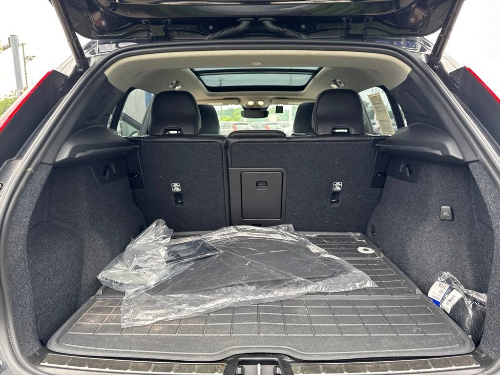 Certified 2025 Volvo XC40 B5 Plus w/ Protection Package Premier AWD/4WD image 25