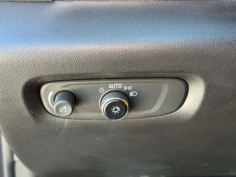 Used 2023 Chevrolet Traverse LT image 19