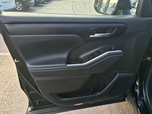 Used 2022 Toyota Highlander XLE image 16