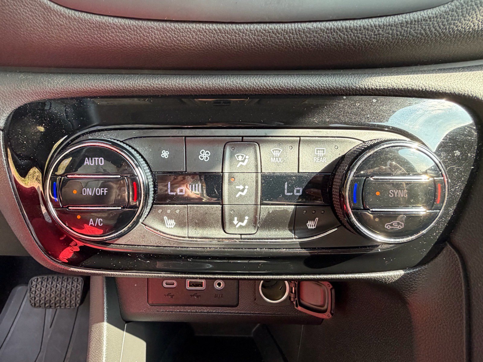 Used 2023 Buick Encore GX Essence w/ Experience Buick Package FWD image 34