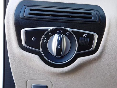 Used 2022 Mercedes-Benz GLC 300 4MATIC image 28