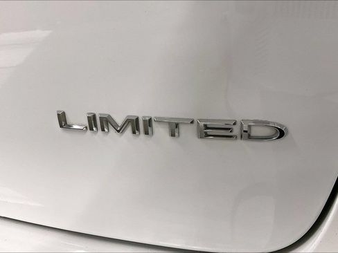 Used 2023 Chrysler Pacifica Limited FWD image 11