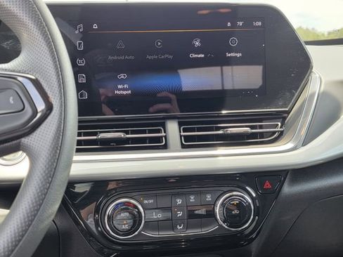 Used 2025 Chevrolet Trax LT FWD image 9