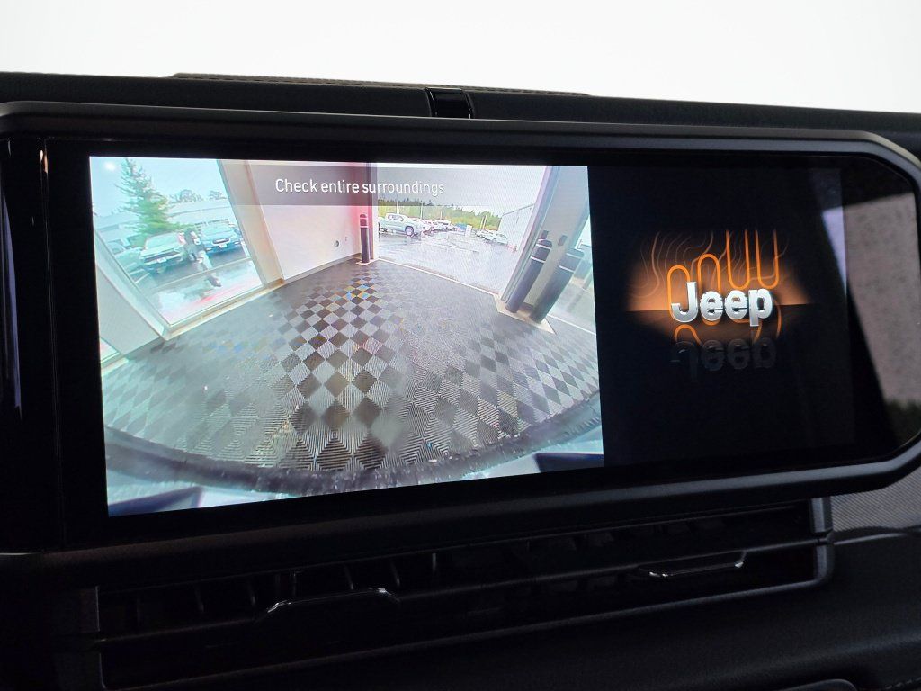 Used 2025 Jeep Wrangler Unlimited Sahara AWD/4WD image 25