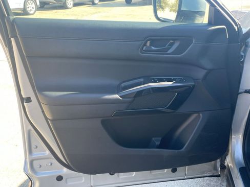 Used 2025 Nissan Pathfinder SV image 18