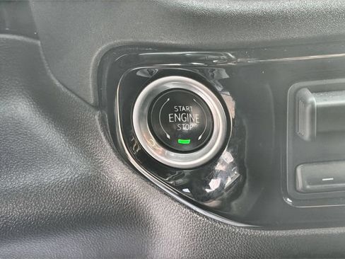 Used 2025 GMC Sierra 1500 SLT AWD/4WD image 16
