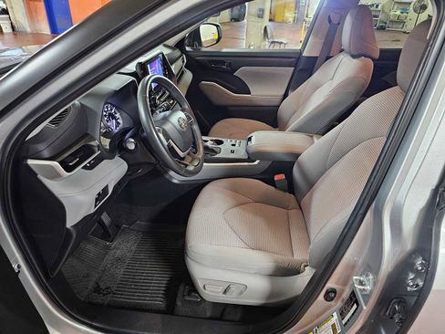 Used 2023 Toyota Highlander LE image 24