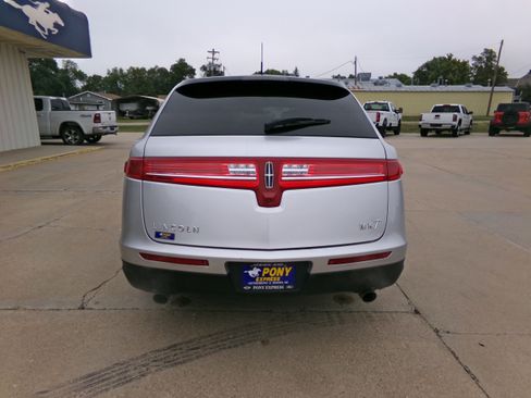 Used 2019 Lincoln MKT AWD image 4