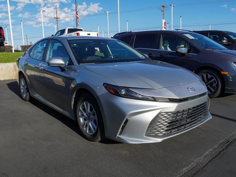 Used 2025 Toyota Camry LE AWD/4WD image 2
