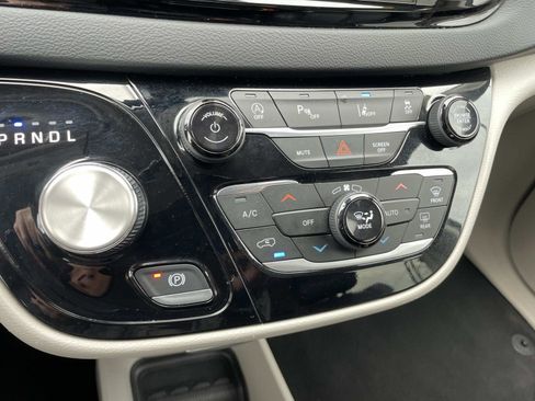 Used 2023 Chrysler Pacifica Touring-L image 21