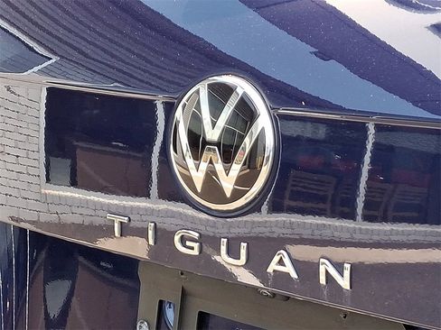 Used 2022 Volkswagen Tiguan SEL R-Line image 32