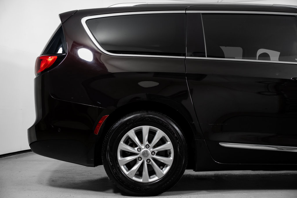 Used 2018 Chrysler Pacifica Touring-L w/ Advanced Safetytec Group FWD image 6