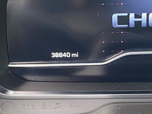 Used 2022 Chevrolet Suburban LT w/ Luxury Package image 18