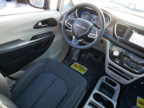 Used 2022 Chrysler Voyager LX image 9