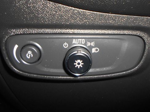 Used 2019 Chevrolet Equinox LT w/ Driver Convenience Package image 12