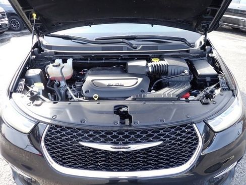 Used 2023 Chrysler Pacifica Touring-L image 13