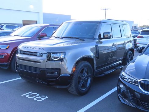 Used 2025 Land Rover Defender 110 X-Dynamic SE image 2