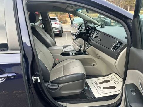 Used 2018 Kia Sedona LX w/ LX Essentials Premium Package image 12