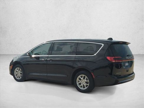 Used 2025 Chrysler Pacifica Select image 8