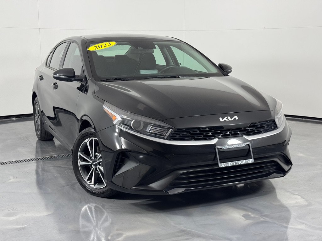 Used 2023 Kia Forte LXS w/ LXS Technology Package FWD image 2