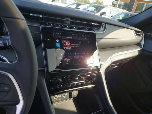 New 2025 Jeep Grand Cherokee Altitude image 10