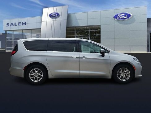 Used 2023 Chrysler Pacifica Touring-L FWD image 2