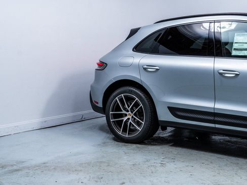 Used 2025 Porsche Macan AWD/4WD image 11