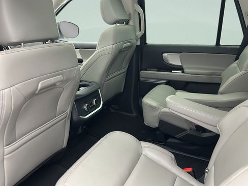 Used 2025 Ford Expedition Active AWD/4WD image 9