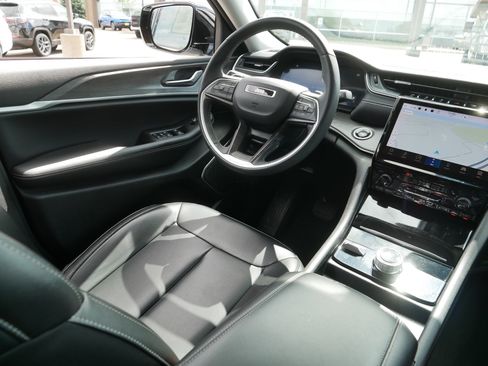 Used 2023 Jeep Grand Cherokee Limited AWD/4WD image 9
