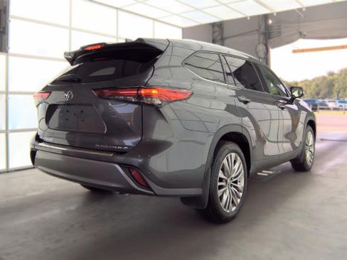 Used 2023 Toyota Highlander Platinum AWD/4WD image 2