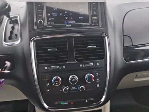 Used 2019 Dodge Grand Caravan SXT image 13