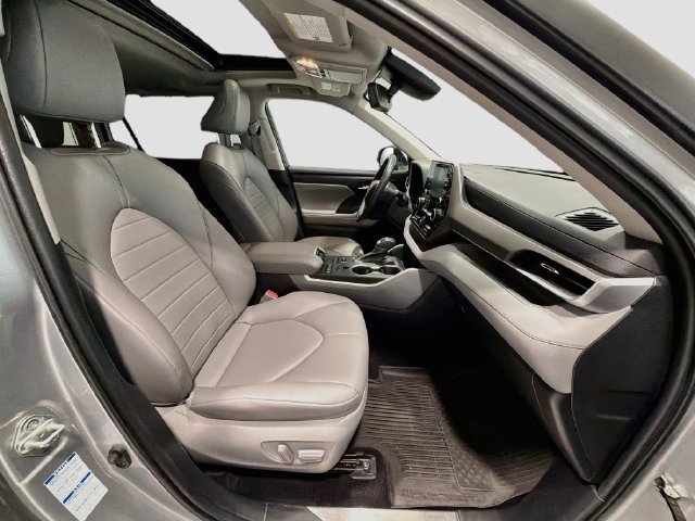 Used 2022 Toyota Highlander XLE AWD/4WD image 24