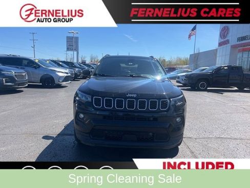 Used 2024 Jeep Compass Latitude w/ Sun and Sound Group AWD/4WD image 4
