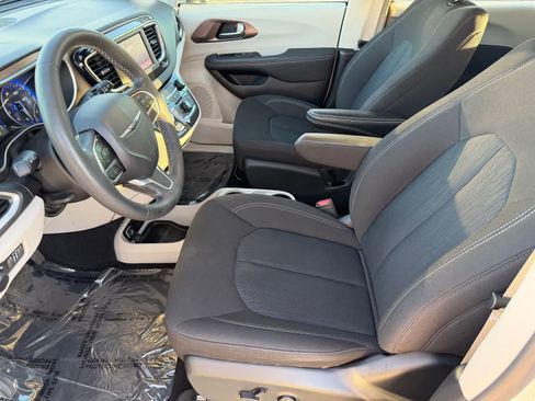 Used 2024 Chrysler Voyager LX FWD image 14
