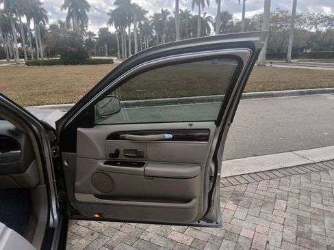 Used 2006 Lincoln Town Car Signature image 33