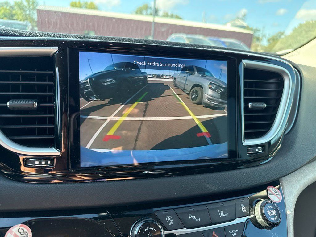 Used 2023 Chrysler Pacifica Touring-L FWD image 15