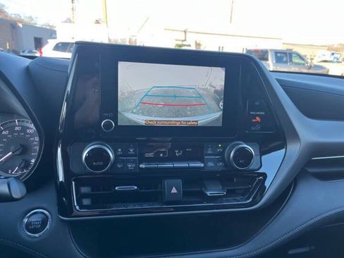 Used 2023 Toyota Highlander LE AWD/4WD image 11