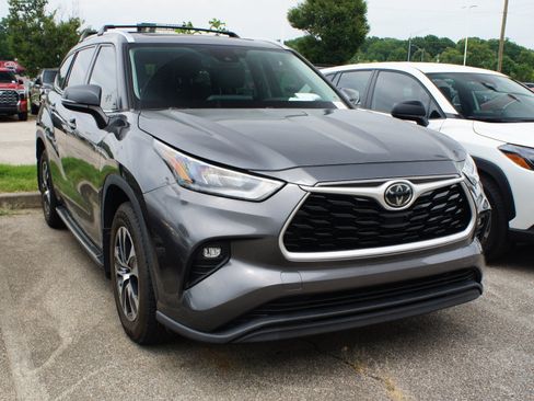 Used 2020 Toyota Highlander XLE FWD image 3