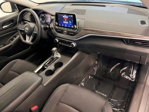 Used 2025 Nissan Altima 2.5 SV FWD image 12