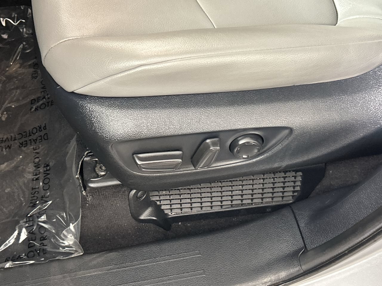 Used 2025 Toyota Sienna XLE FWD image 21
