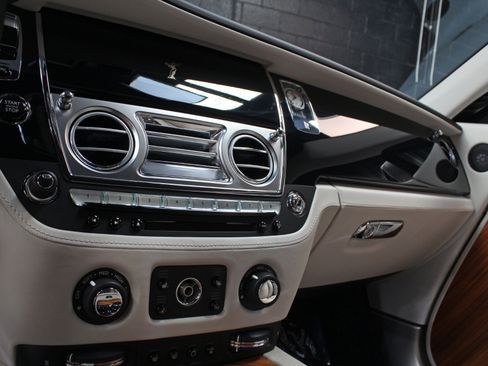 Used 2014 Rolls-Royce Wraith RWD image 78