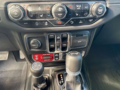 Used 2025 Jeep Wrangler Unlimited Rubicon image 19