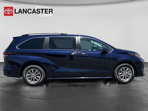 Used 2025 Toyota Sienna XLE FWD image 8